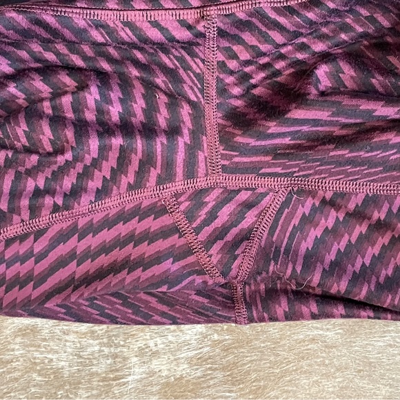 LULULEMON Wunder Under Crop III Leggings Zig Zag Shifted Burgundy Black Size 4 - Picture 3 of 6